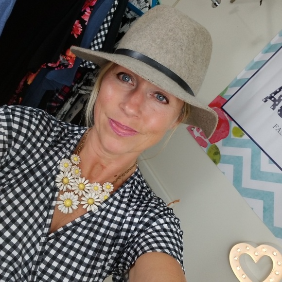 Meet your Posher, Kaniesia - Picture 2 of 2